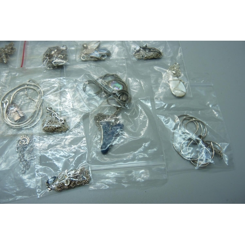 925 - Silver pendants and chains