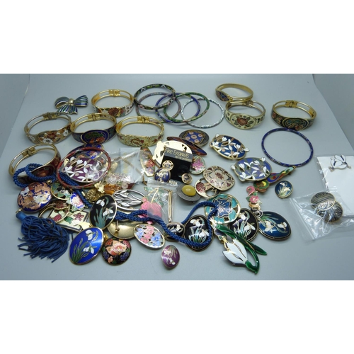 926 - Cloisonne bangles and other jewellery