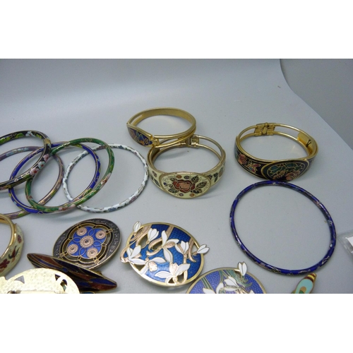 926 - Cloisonne bangles and other jewellery