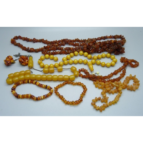 927 - Amber and other jewellery