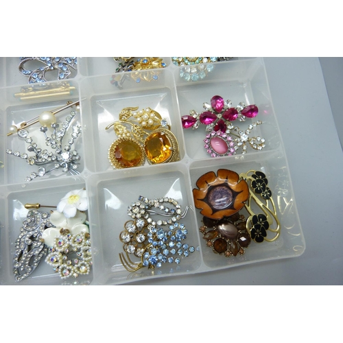 928 - A collection of forty costume brooches