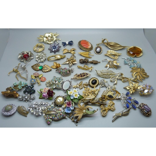 935 - A collection of over fifty brooches