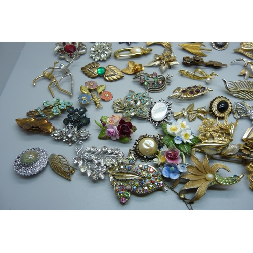 935 - A collection of over fifty brooches