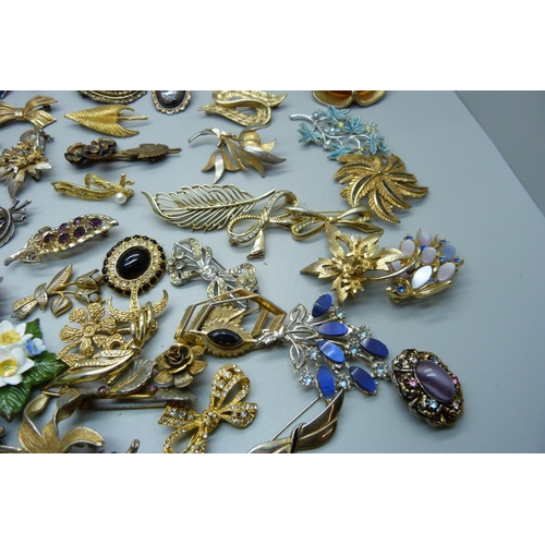 935 - A collection of over fifty brooches