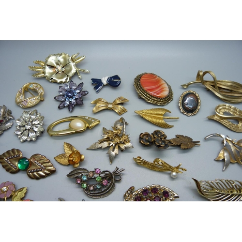 935 - A collection of over fifty brooches