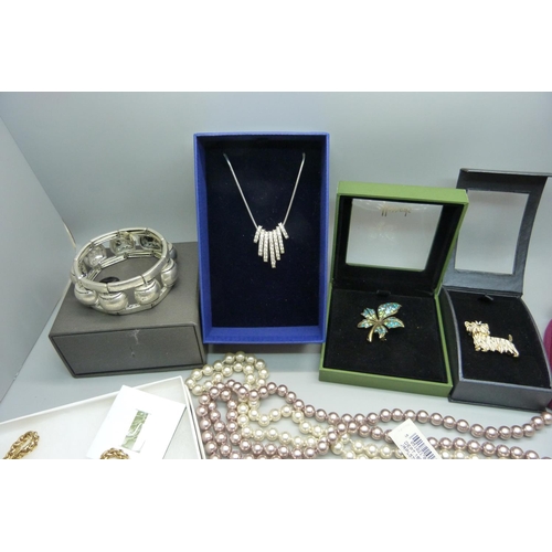 939 - Assorted designer jewellery including Dyberg Kern, Swarovski, etc.