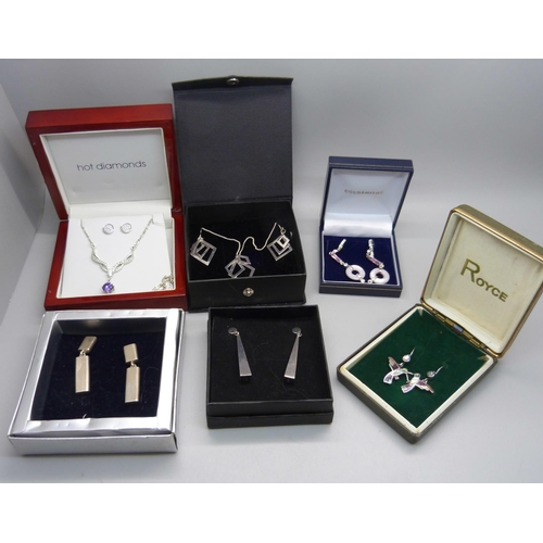 940 - Two silver jewellery sets and four pairs of silver earrings