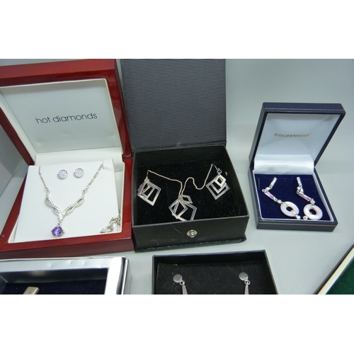 940 - Two silver jewellery sets and four pairs of silver earrings