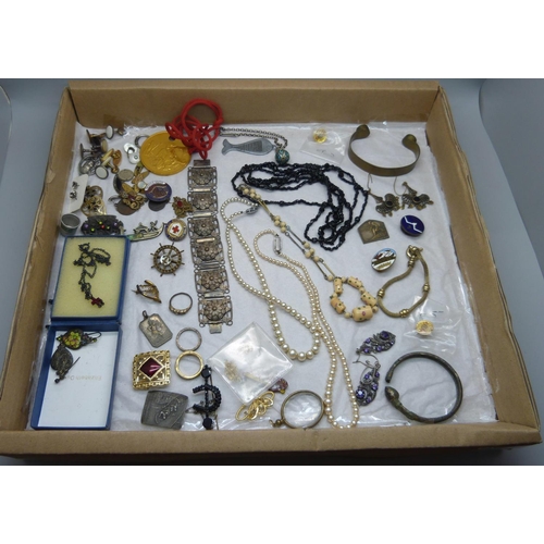 941 - A collection of costume jewellery