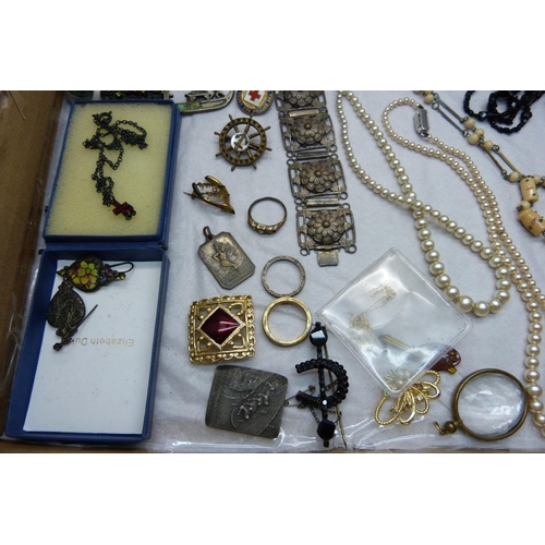 941 - A collection of costume jewellery