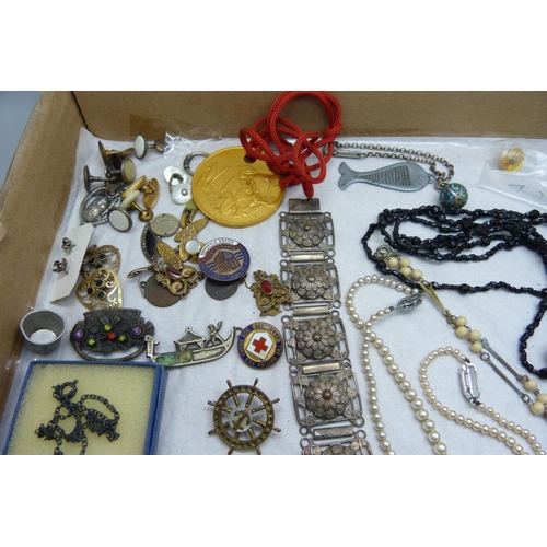 941 - A collection of costume jewellery