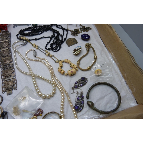 941 - A collection of costume jewellery