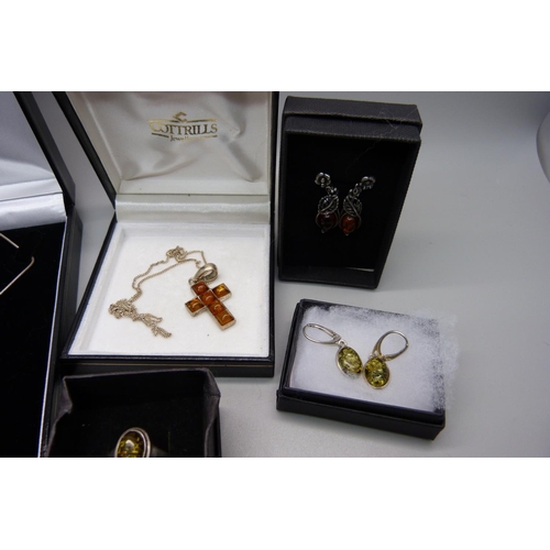 943 - Silver and amber jewellery