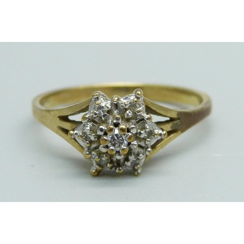 946 - A 9ct gold and diamond cluster ring, 2.3g, N