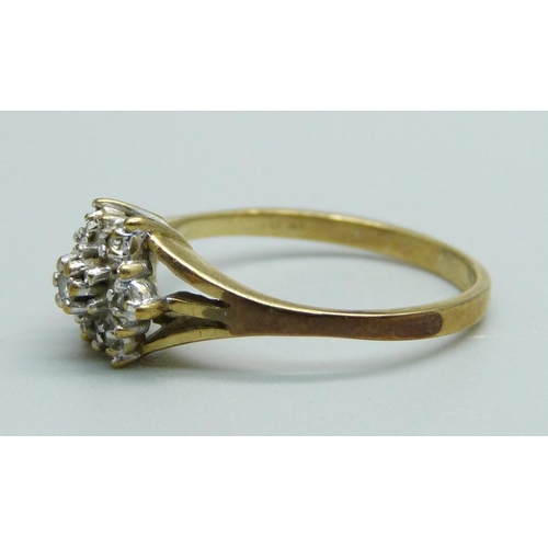 946 - A 9ct gold and diamond cluster ring, 2.3g, N