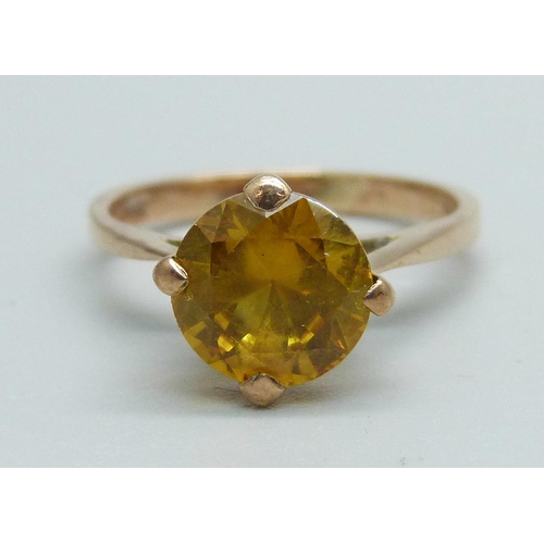 947 - A 9ct gold and yellow stone ring, 2.6g, K