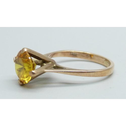 947 - A 9ct gold and yellow stone ring, 2.6g, K