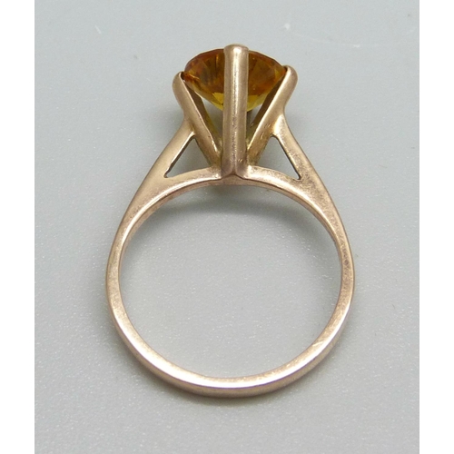 947 - A 9ct gold and yellow stone ring, 2.6g, K