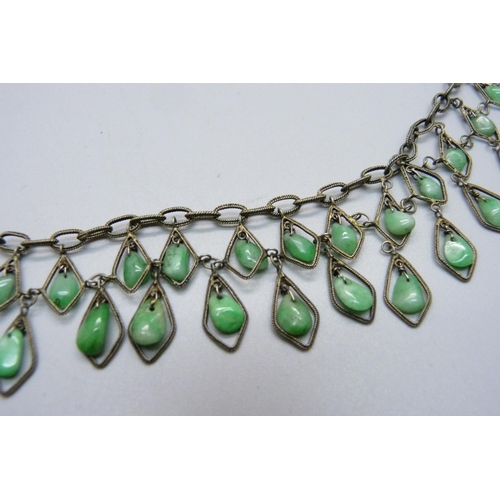 948 - A Chinese jade fringe necklet