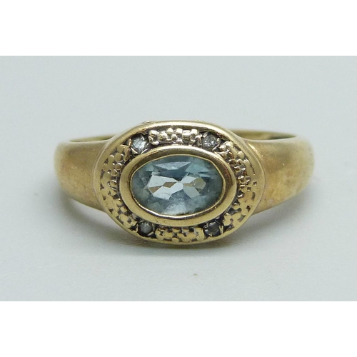 949 - A 9ct gold, blue stone and diamond ring, 1.8g, J