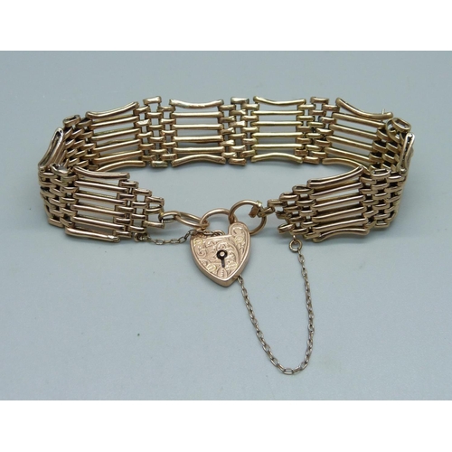 952 - A 9ct gold gate bracelet, 24.7g