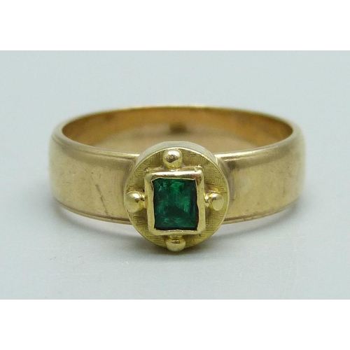 953 - A 9ct gold and emerald ring, 4.1g, M