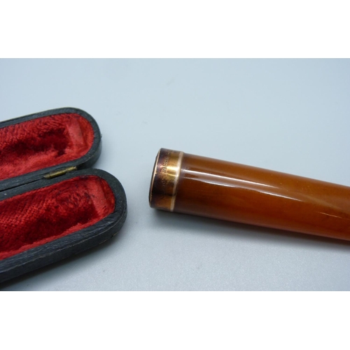 954 - A 9ct gold and amber cigarette holder, Birmingham 1908, in original case