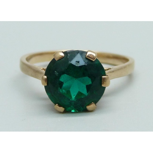 955 - A 9ct gold and green stone ring, 2.8g, L