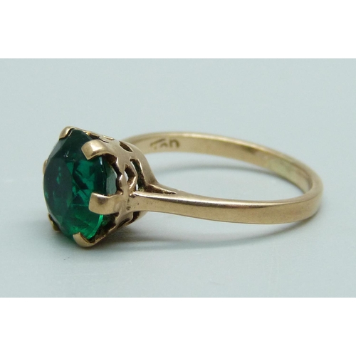 955 - A 9ct gold and green stone ring, 2.8g, L