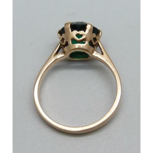 955 - A 9ct gold and green stone ring, 2.8g, L