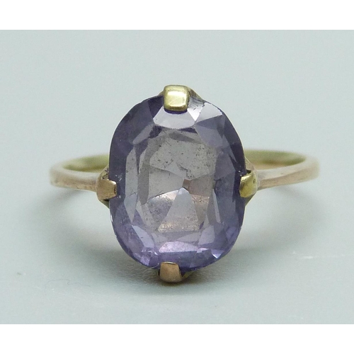 958 - A 9ct gold and purple stone ring, 2.7g, K