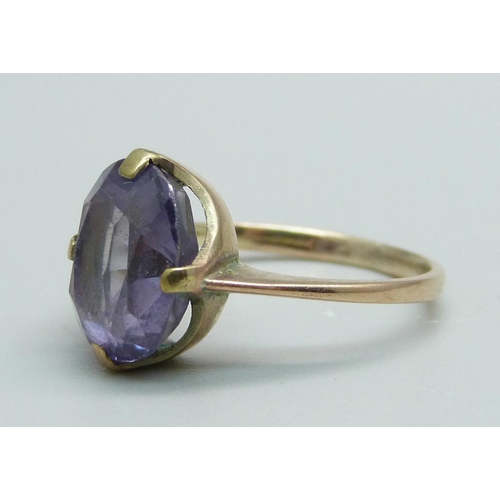 958 - A 9ct gold and purple stone ring, 2.7g, K