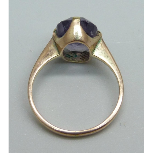 958 - A 9ct gold and purple stone ring, 2.7g, K