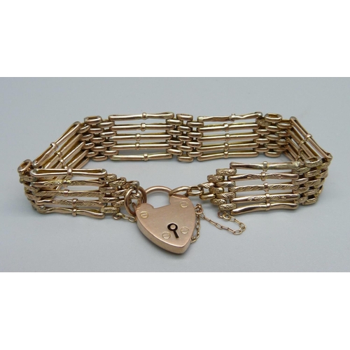 961 - A 9ct gold gate bracelet, 14.9g