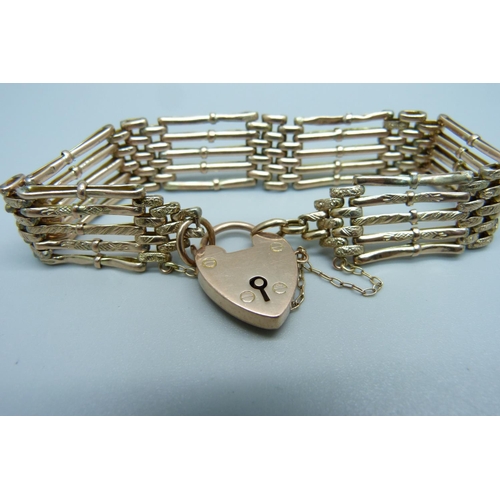 961 - A 9ct gold gate bracelet, 14.9g