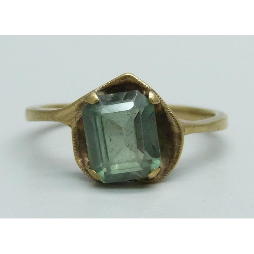 963 - A 9ct gold and green stone ring, 2.2g, N