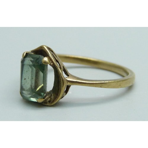 963 - A 9ct gold and green stone ring, 2.2g, N