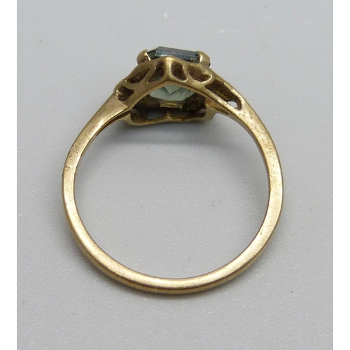 963 - A 9ct gold and green stone ring, 2.2g, N