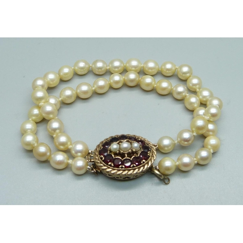 965 - A pearl bracelet with 9ct gold, garnet and pearl clasp