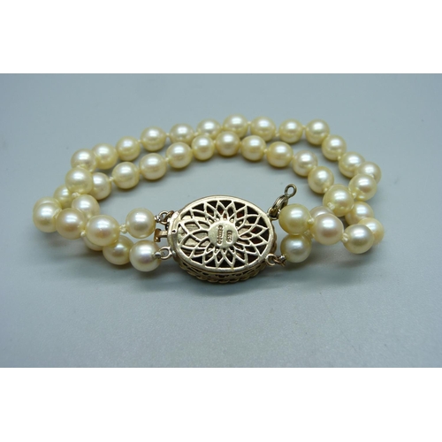 965 - A pearl bracelet with 9ct gold, garnet and pearl clasp