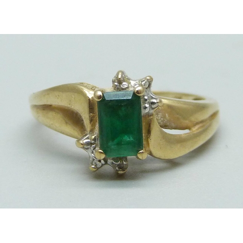 978 - A 9ct gold and green stone ring, 2.3g, N