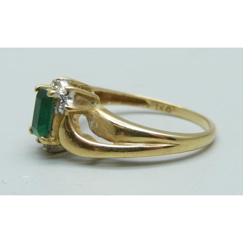 978 - A 9ct gold and green stone ring, 2.3g, N