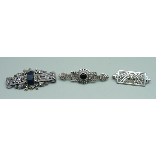 979 - Two silver brooches and one other brooch