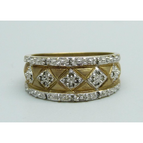 982 - A 9ct gold and diamond ring, 4.3g, P