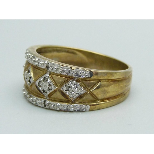 982 - A 9ct gold and diamond ring, 4.3g, P