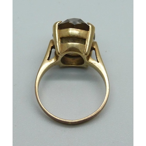 984 - A 9ct gold and stone set ring, 4.1g, H