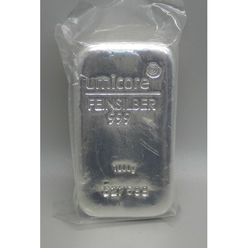 986 - A 1kg 999 fine silver bar