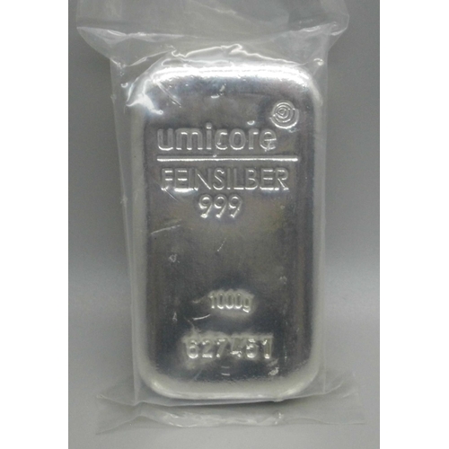 987 - A 1kg 999 fine silver bar