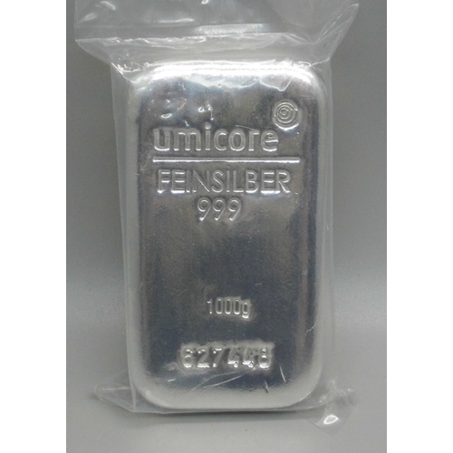 988 - A 1kg 999 fine silver bar