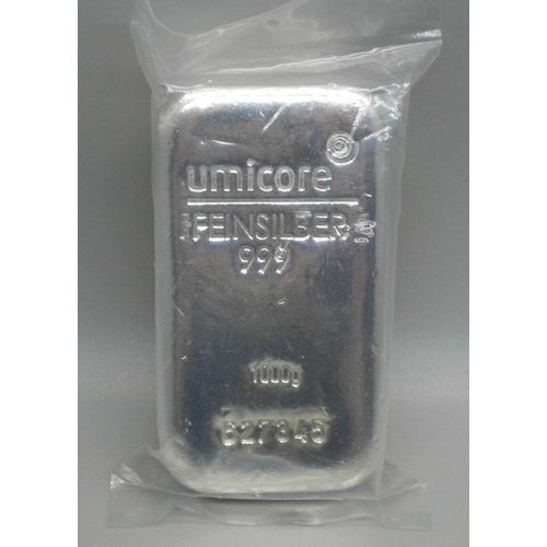 989 - A 1kg 999 fine silver bar